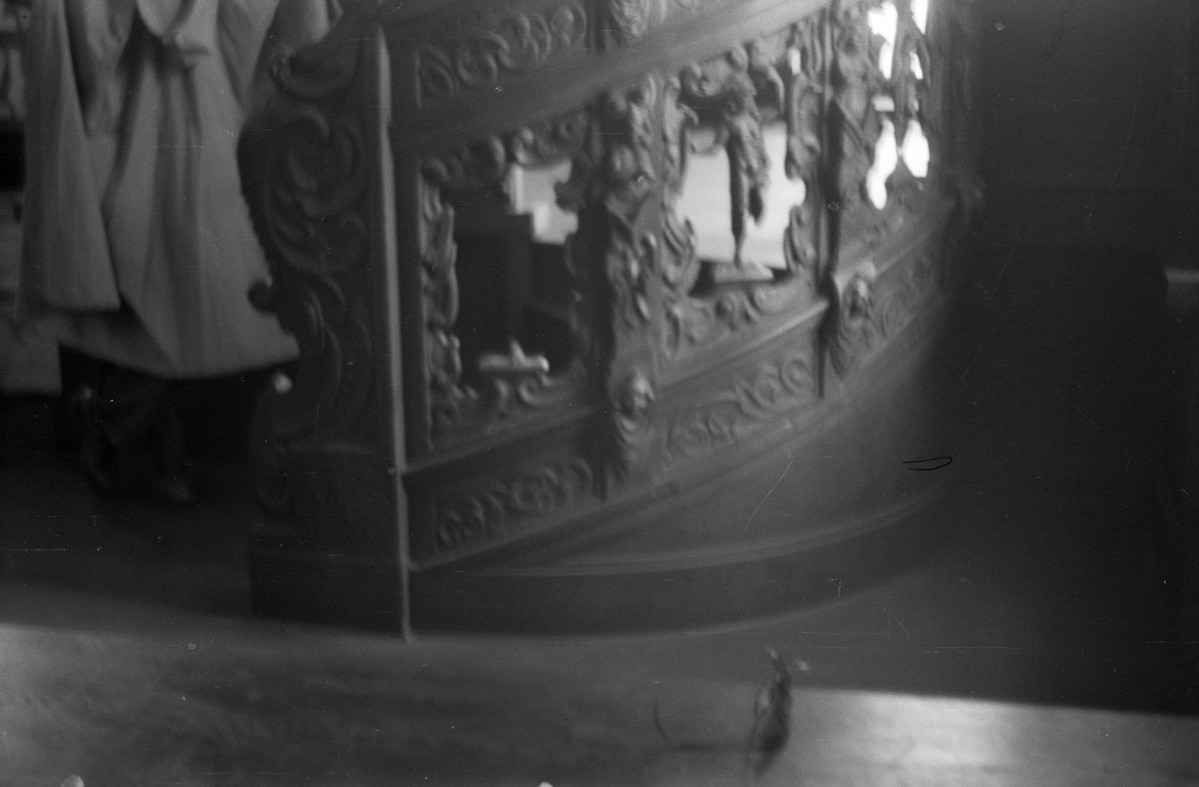 ratusz - fragment balustrady schodów w sali południowej, skan 1
