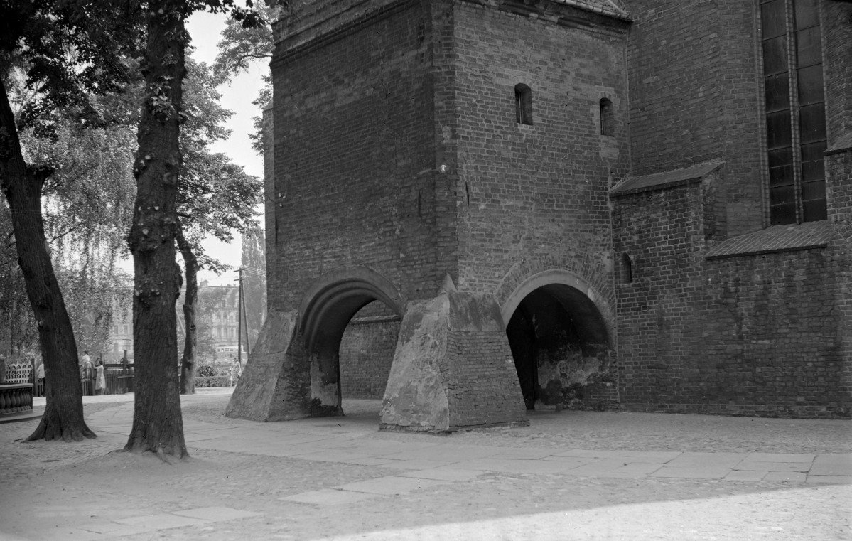 Katedra św. Marcina i Mikołaja - piętrowa kruchta z podcieniem., skan 1