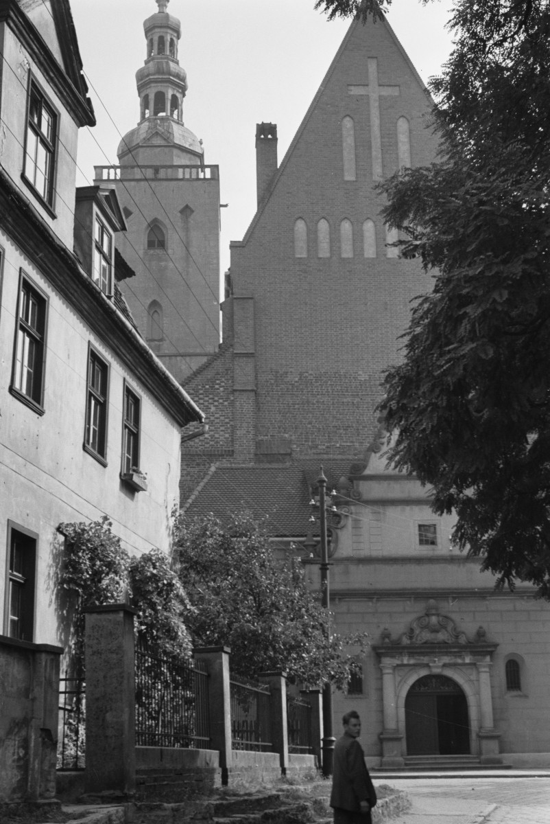 kościół parafialny pw. św. Jana Apostoła - portal, skan 1