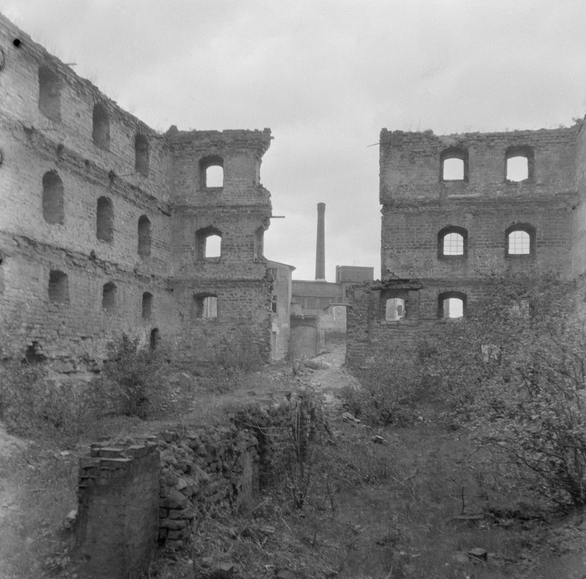 spichlerz elektorski - ruina - fragment wnętrza, skan 1