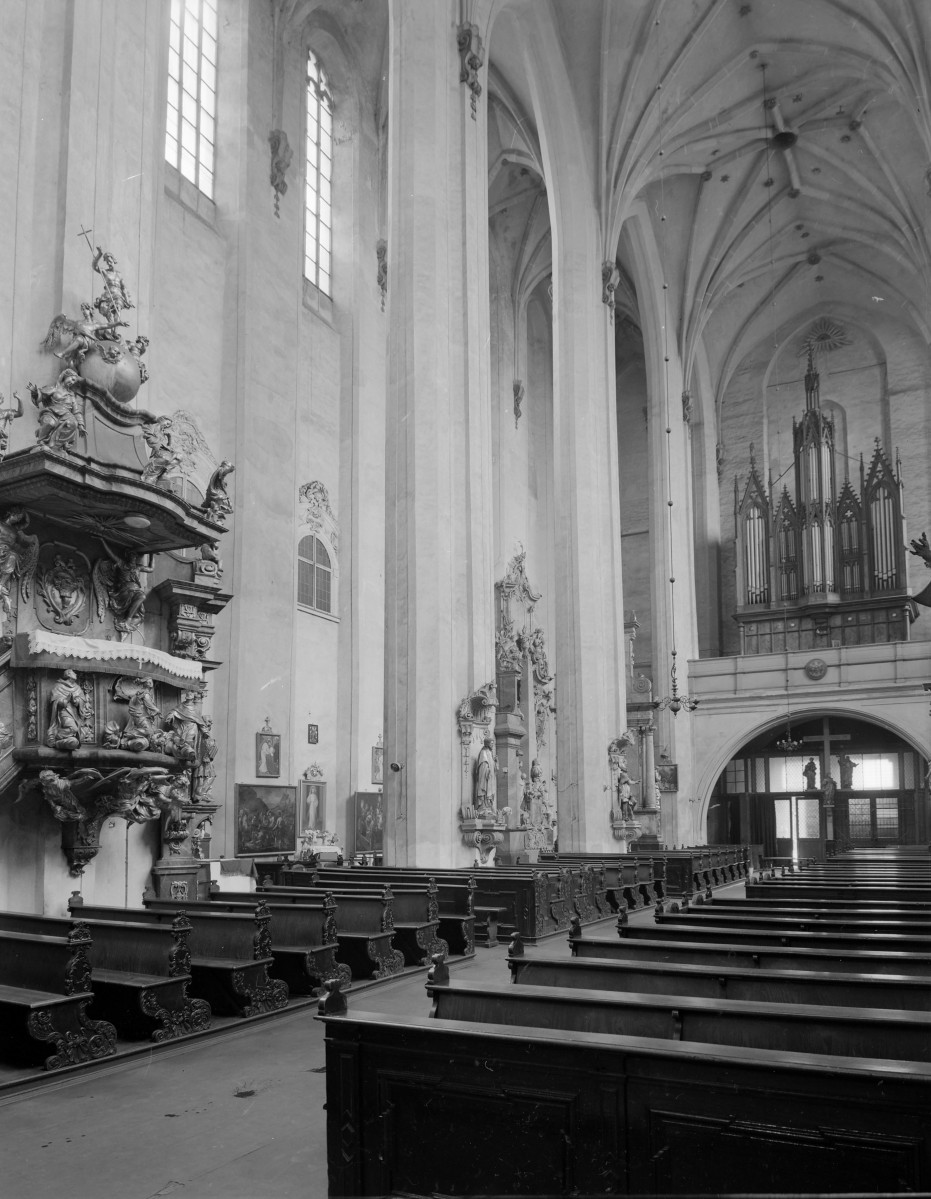 kościół klasztorny augustianów eremitów, ob. parafialny pw. św.św. Wacława, Doroty i Stanisława - wnętrze: widok w kierunku południowego-zachodu, widoczne ambona, oragny, chór, skan 1