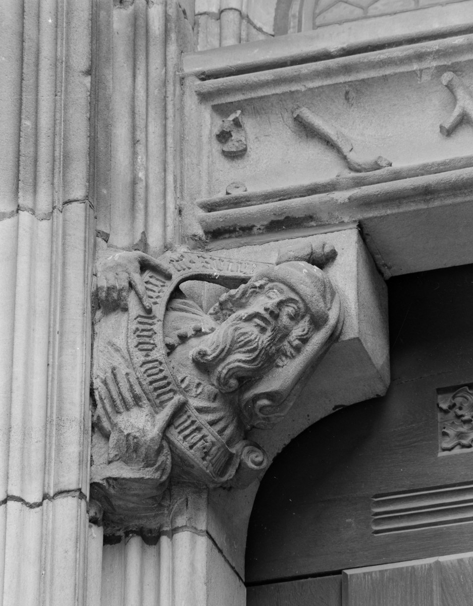 katedra św. Stanisława i św. Wacława - elewacja zach, detal portalu, skan 1