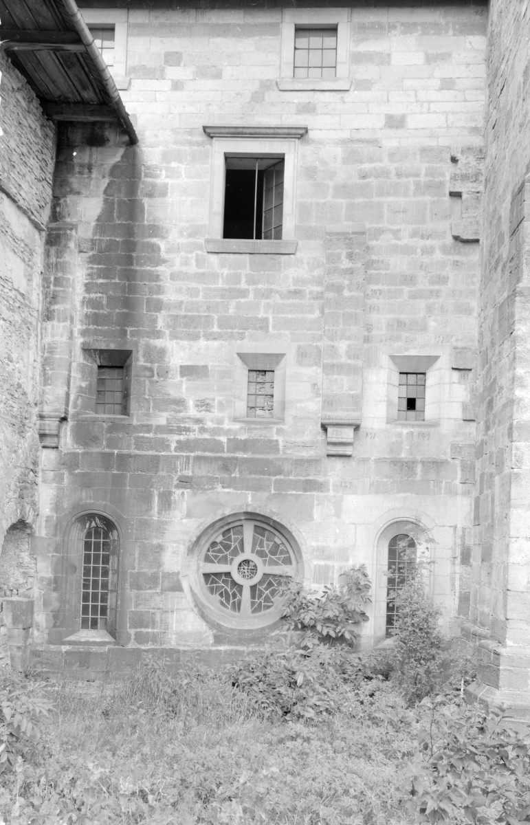 klasztor Cystersów, skrzydło wschodnie - elewacja wschodnia (okna kapitularza i dormitorium), skan 1