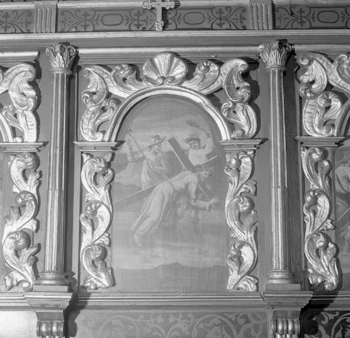 Kościół św. Jan Chrzciciela i św. Jana Ewangelisty - wnętrz: manierystyczne stalle, obraz ze sceną "Upadek pod krzyżem", skan 1