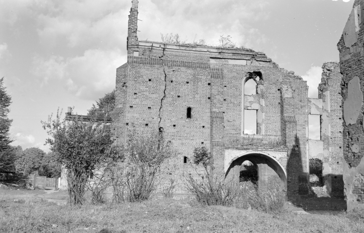 ruiny kaplicy św. Anny - elewacja płd. - widok ogólny, skan 1