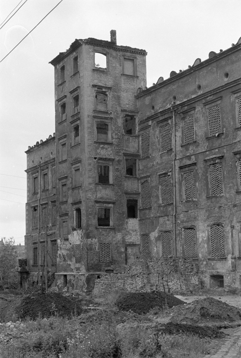 zamek Książąt Pomorskich - wieża z klatką schodową - ruina - elewacja, skan 1