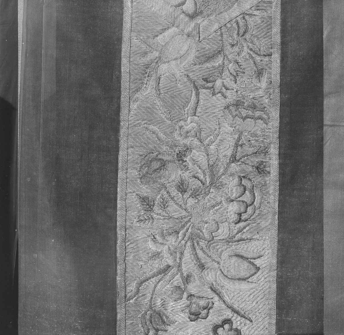 Skarbiec Katedralny - Ornat. Francja XVIII. haft Polski. Fragment haftowanej kolumny, tył., skan 1