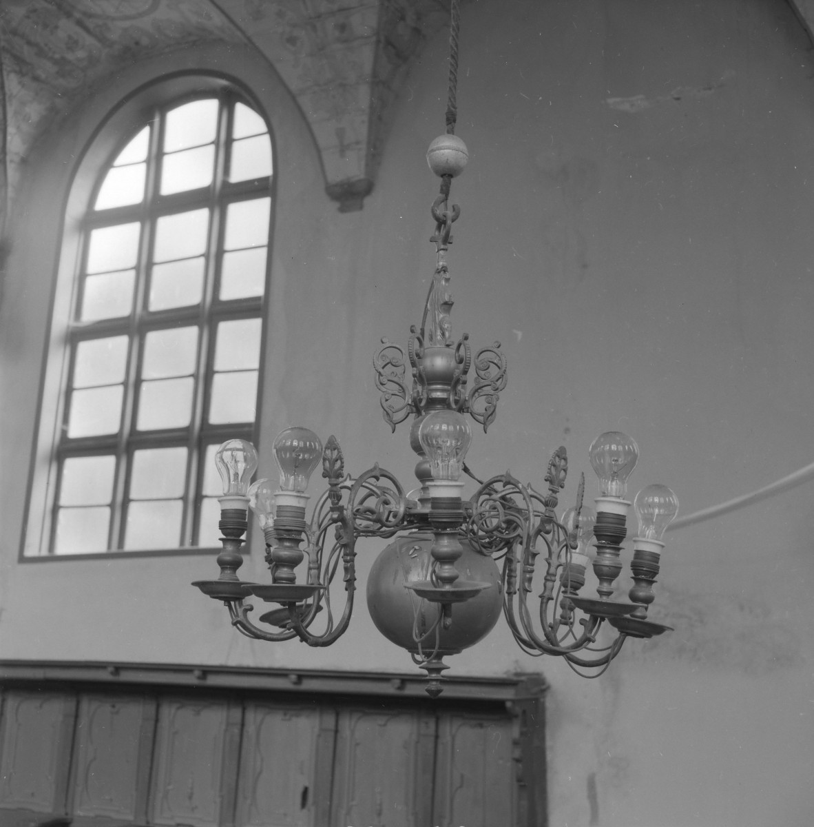 kościół pw. Matki Boskiej Częstochowskiej - wnętrze - żyrandol, skan 1