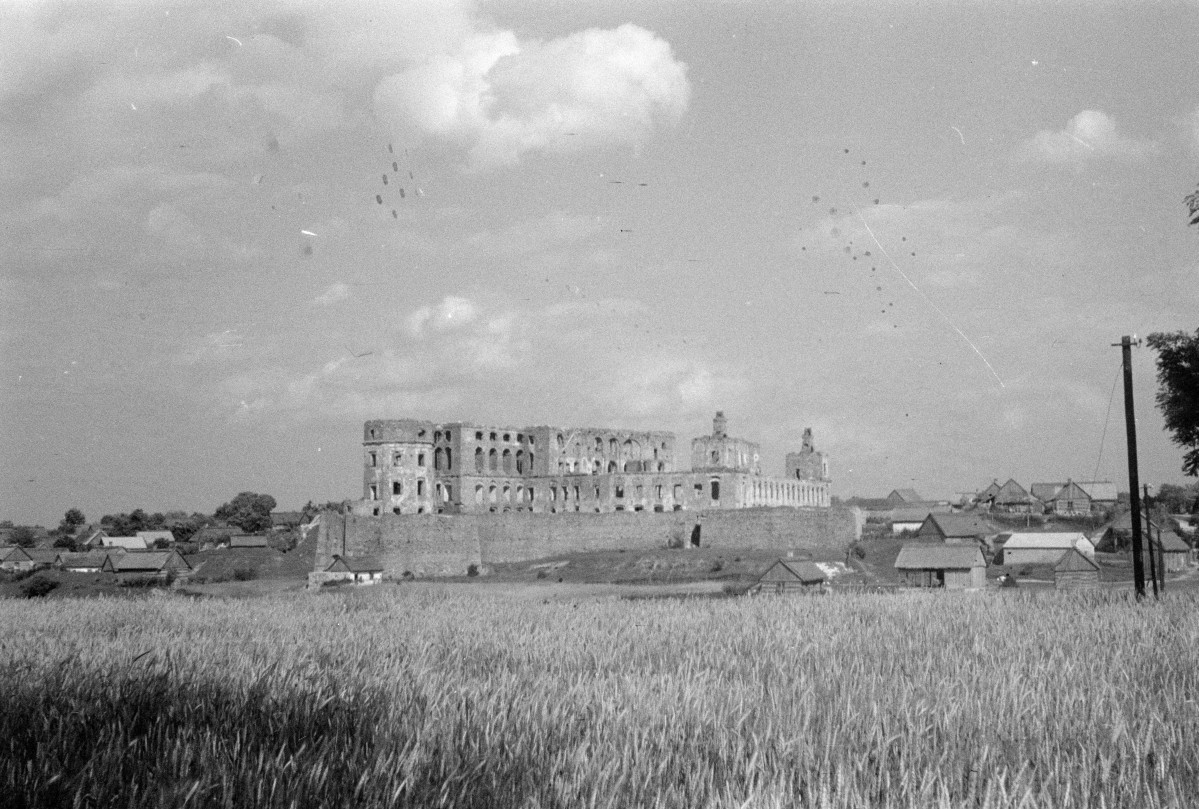 zamek Krzyżtopór - pałac Ossolińskiego - widok ogólny od zachodu, skan 1