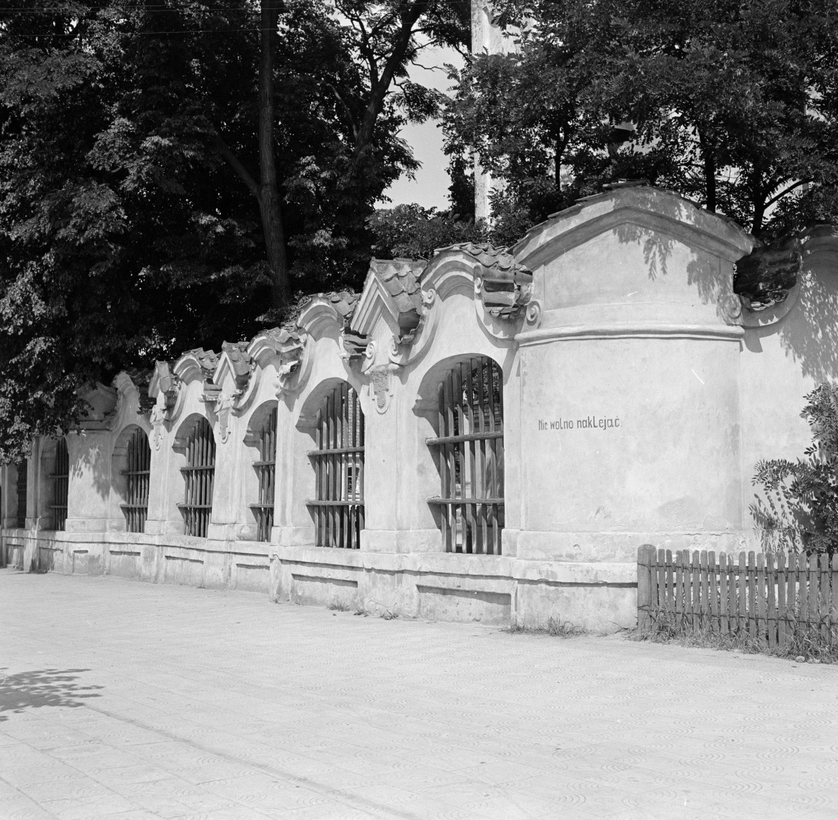 kościół farny - fragment ogrodzenia, skan 1
