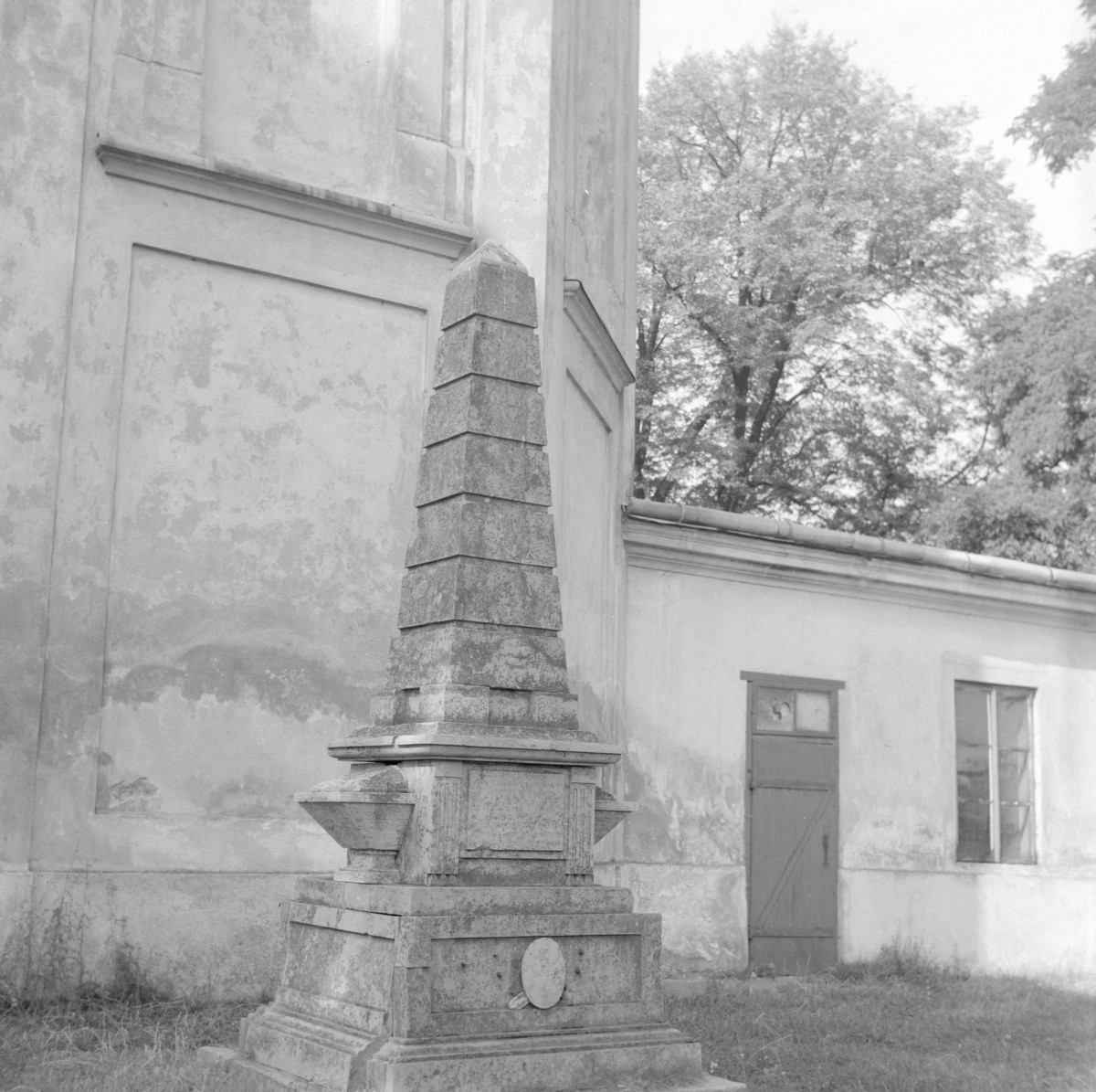 kościół pw. Wniebowzięcia NMP - obelisk na cmentarzu, skan 1