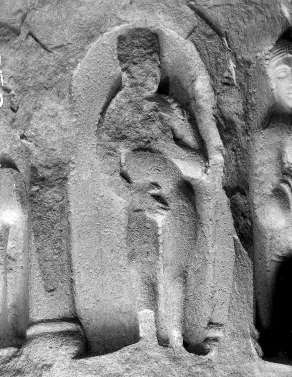 Kościół pw. Świętej Trójcy - nawa główna. Kolumna romańska. Kolumna przywar. Płaskorzeźba symbolizująca Rozpustę., skan 1