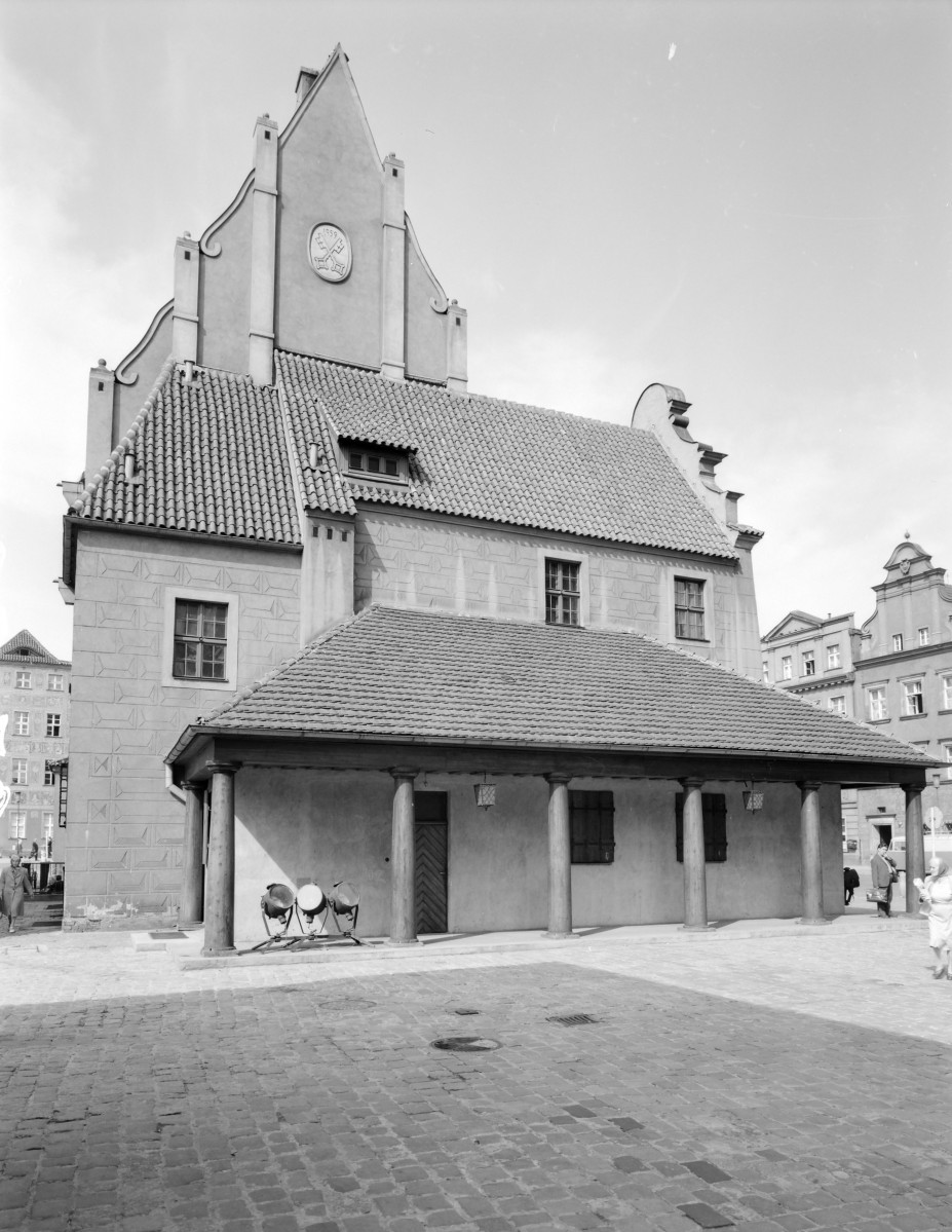 Rynek - budynek Wagi Miejskiej. widok ogólny. , skan 1