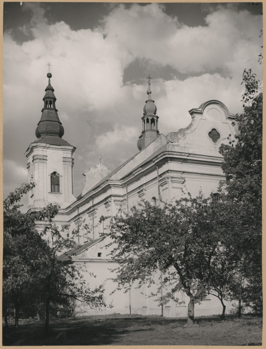 Zespół klasztorny - widok na kościół od strony płd. - zach. 
 , skan 1