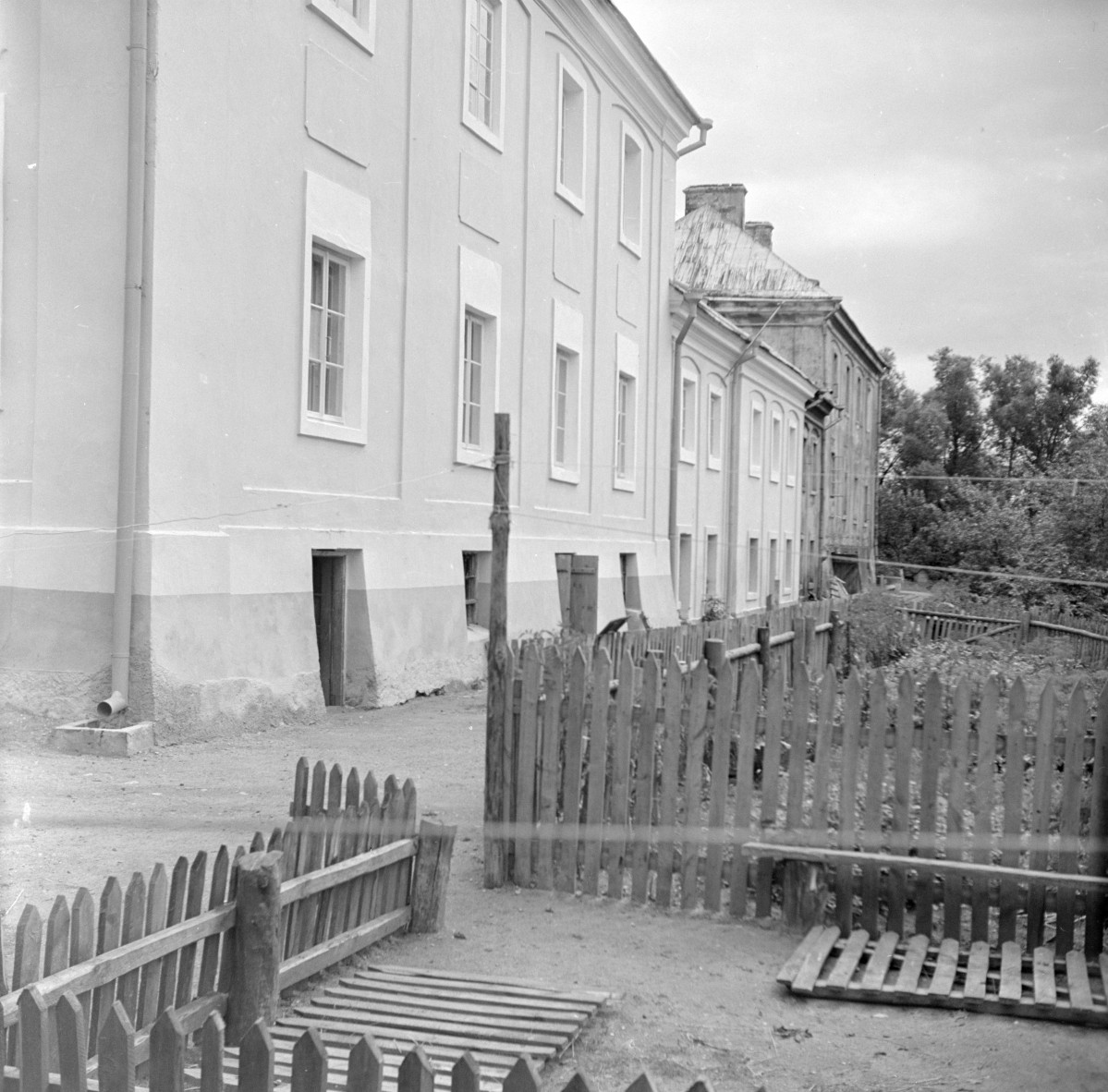 dawny pałac biskupów - skrzydło pałacowe, elewacja od strony dziedzińca, skan 1