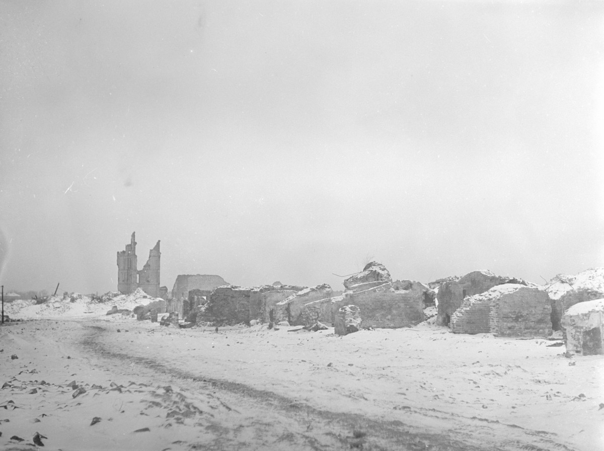 Zniszczona zabudowa miejska. Ruiny i zgliszcza. Zima., skan 1
