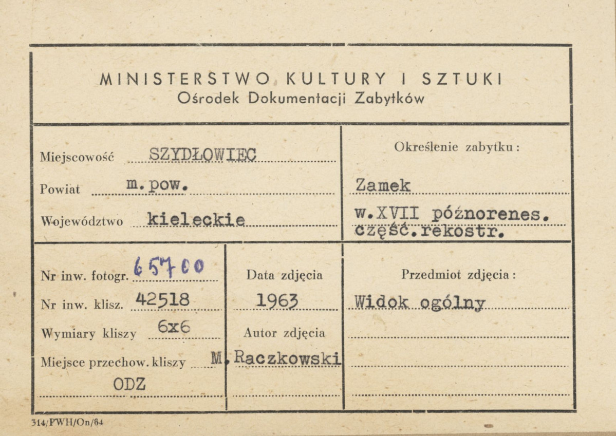 Zamek -  widok ogólny od strony płd. - wsch. w trakcie remontu -  metryczka, skan 1