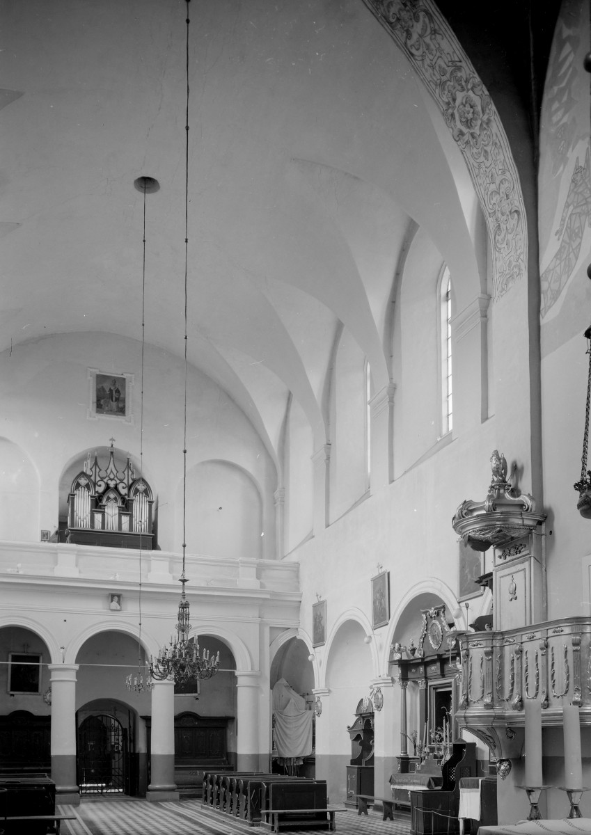 Kościół Trójcy Świętej i Narodzenia Najświętszej Maryi Panny - wnętrze: chór muzyczny z prospektem organowym, skan 1