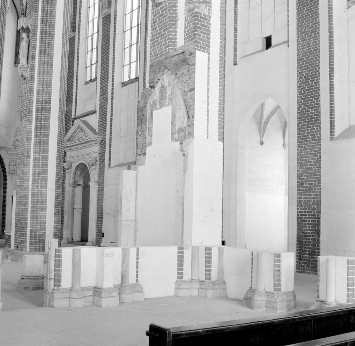 Kościół NMP na Piasku - wnętrze: zrekonstruowane lektorium, skan 1