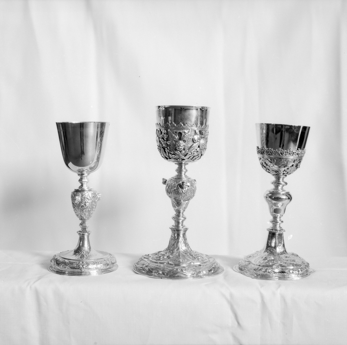 Kościół Świętych Apostołów Piotra i Pawła - wnętrze: kielichy liturgiczne, skan 1