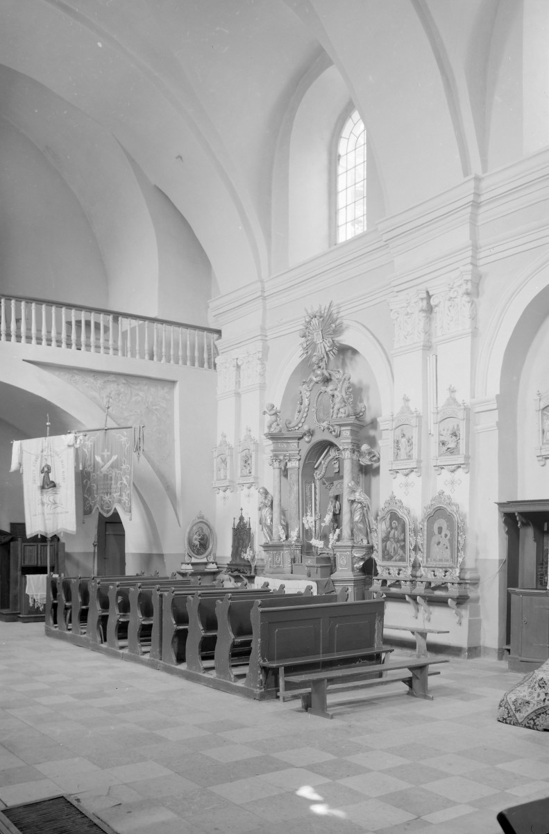 kościół pw. św. Józefa Oblubieńca Najświętszej Maryi Panny - wnętrze - nawa główna - fragment z ołtarzem bocznym - Ukrzyżowanie, skan 1