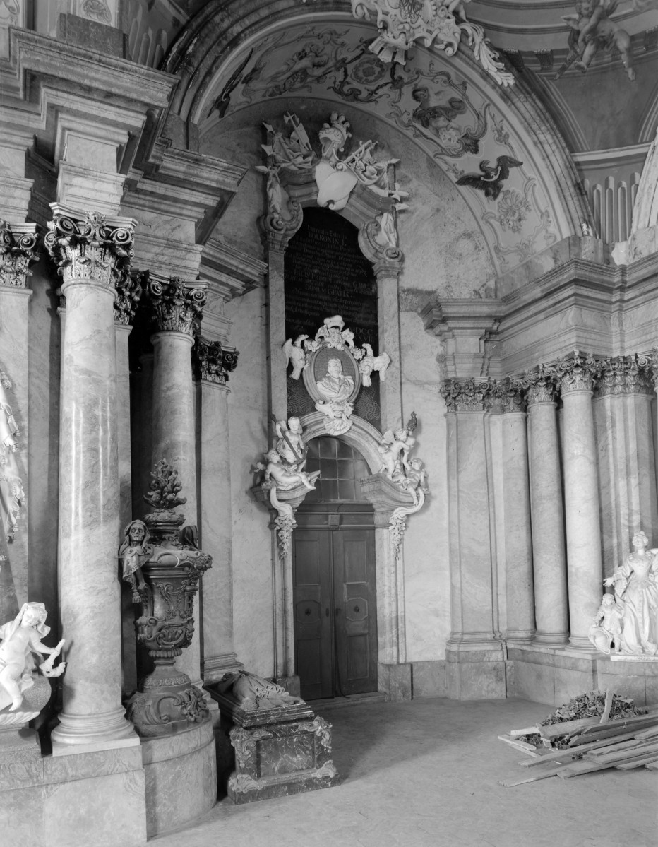 mauzoleum Piastów Świdnickich przy kościele pw. Wniebowzięcia Najświętszej Marii Panny - fragment wnętrza, skan 1