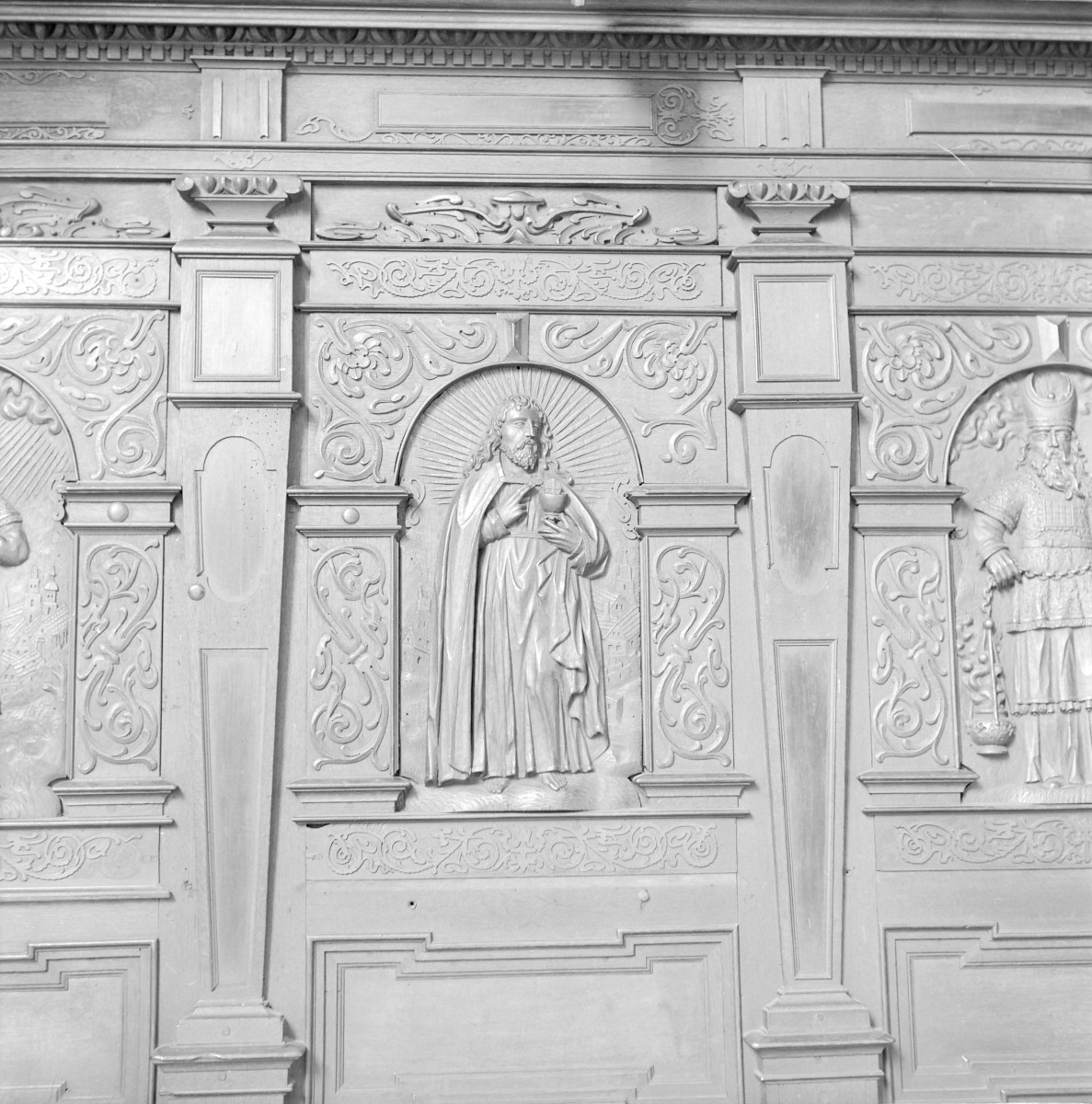 Kolegiata Kartuzka pw. Wniebowzięcia Najświętszej Maryi Panny - wnętrze: Stalle - fragment detali, skan 1