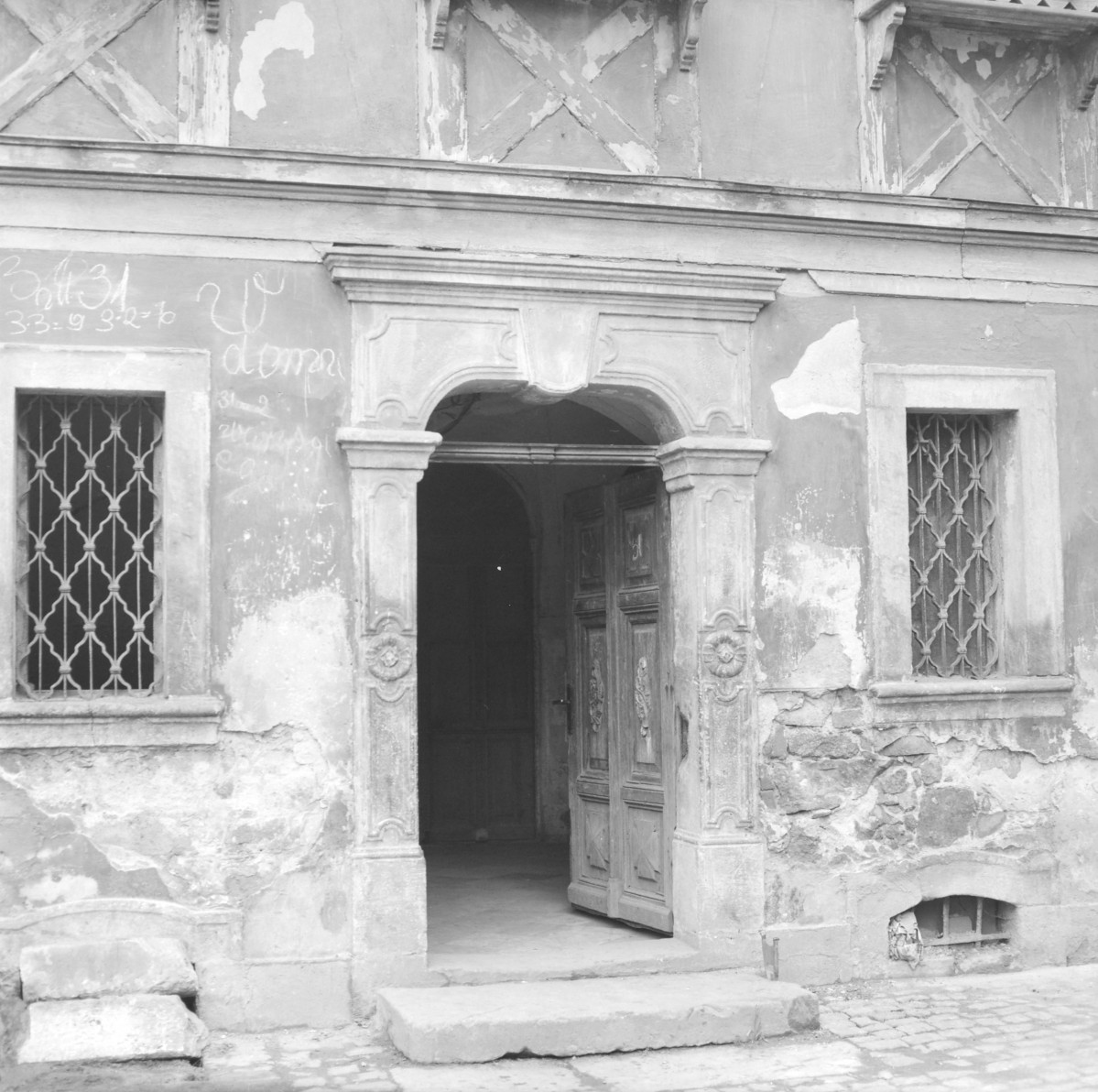 Dom - wejście, portal zdobiony agrafą, skan 1