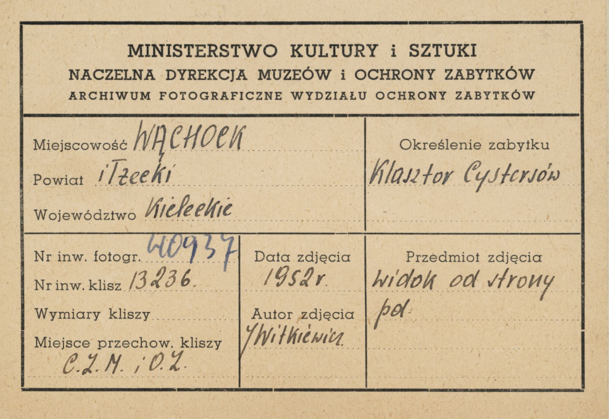 Zespół opactwa Cystersów - widok na płd. - zach. narożnik klasztoru - metryczka, skan 1