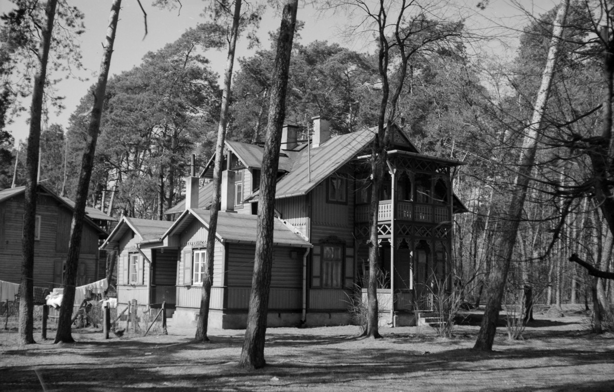 Willa - elewacja frontowa oszalowana, widok ogólny.  Ażurowa weranda z balustradą., skan 1
