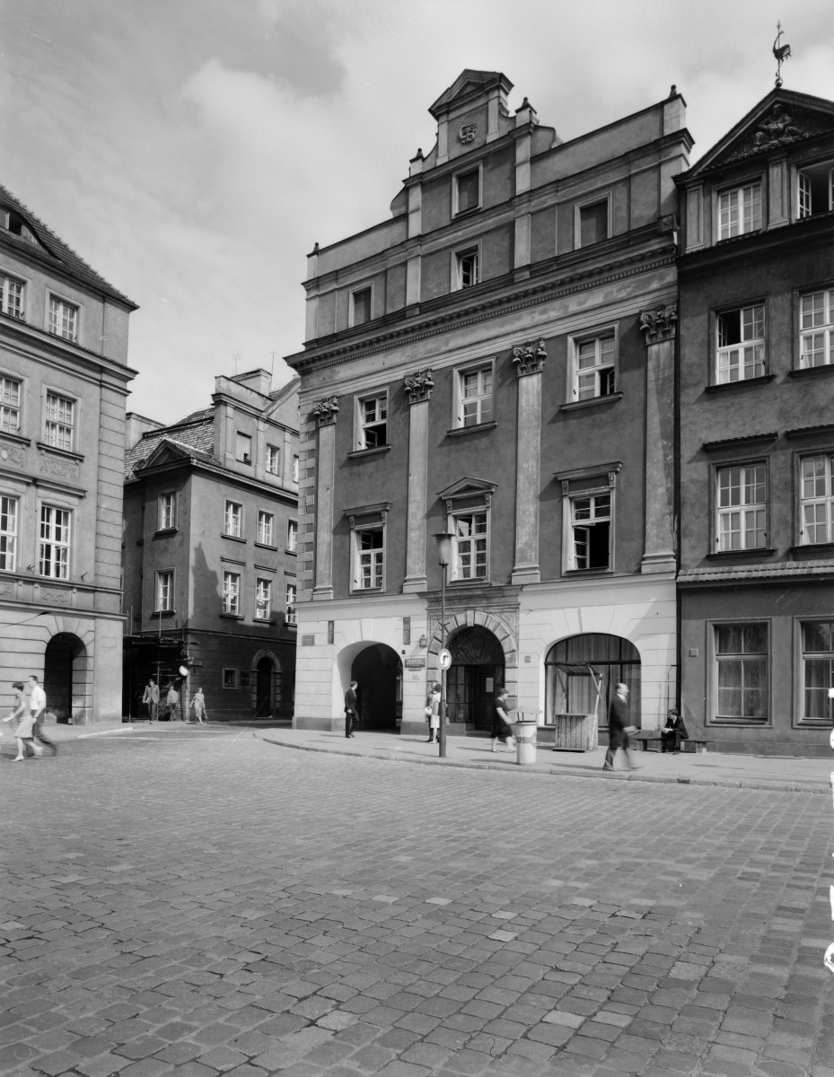 Rynek - kamienica tzw. "Czerwona Apteka". Przyziemie boniowane, widoczny arkadowy portal. Szczyt z widocznymiwydzielonymi pilastrami. , skan 1