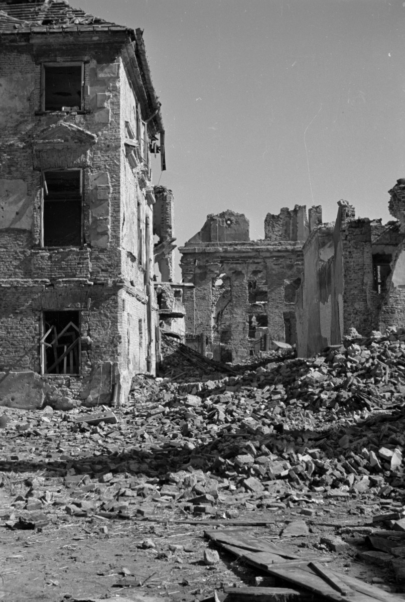 Zniszczony kościół rektoralny św. Benona. Gruzowisko., skan 1