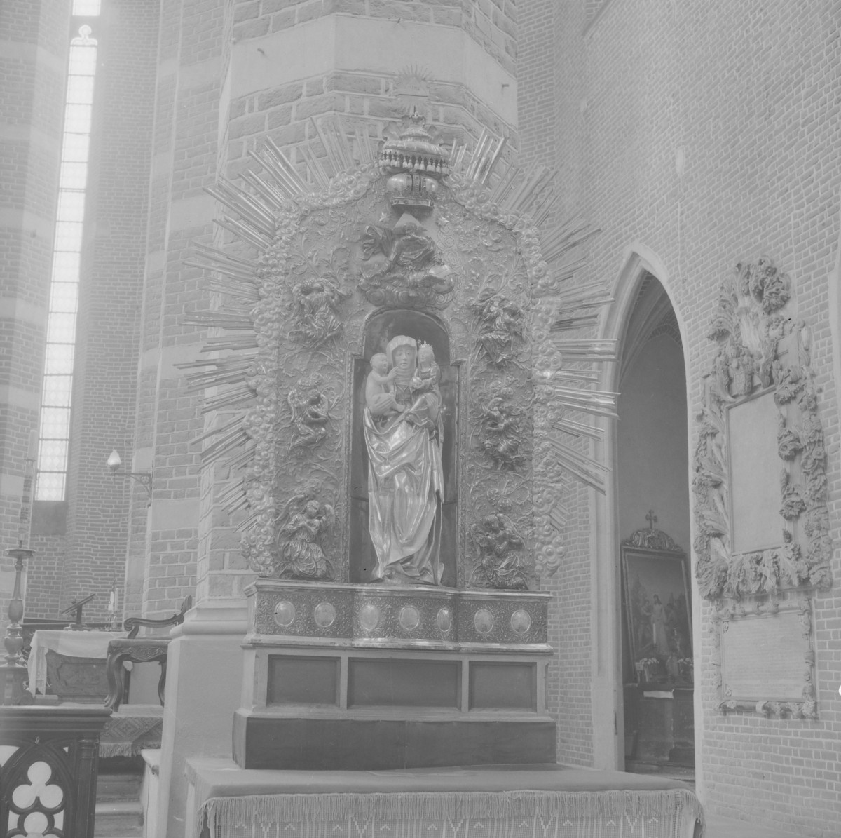 kościół pw. św. Jakuba Apostoła i św. Agnieszki, Dziewicy i Męczennicy - zbiory - ołtarz boczny srebrny z XVIII wieku, skan 1