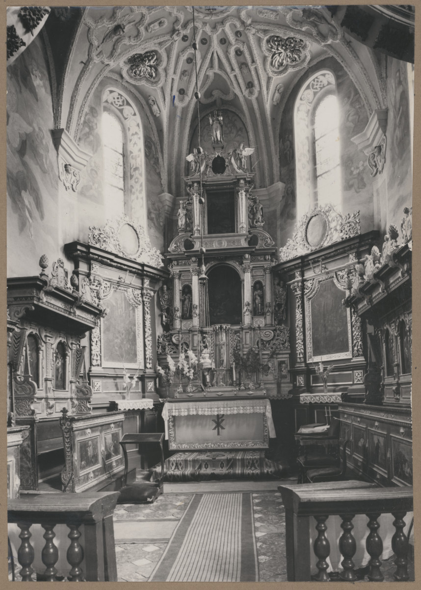 Kościół parafialny pw. św. Pawła - wnętrze, widok na prezbiterium , skan 1