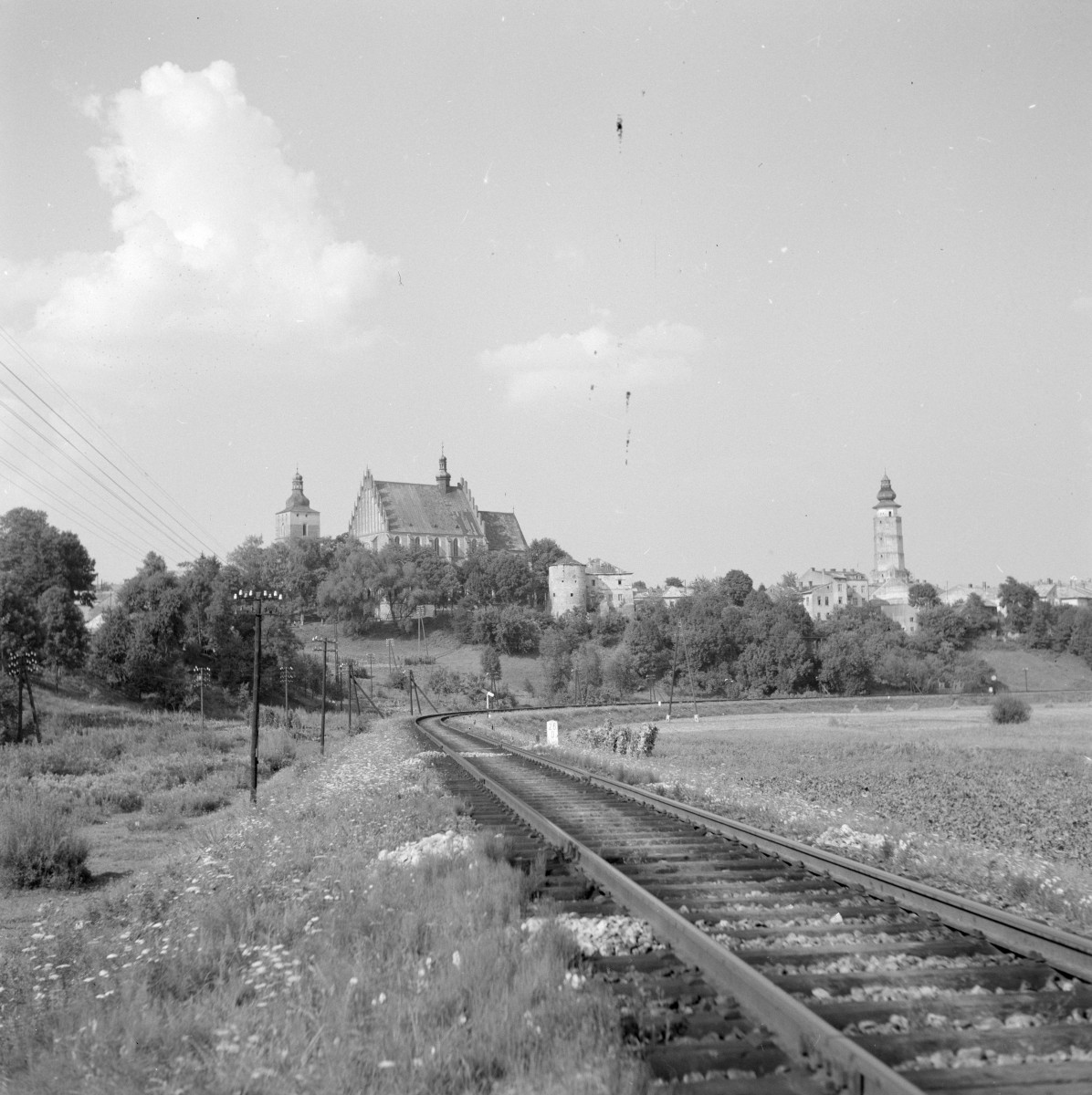 panorama miasta - w tle kościół pw. Bożego Ciała, fragmenty murów miejskich oraz wieża ratusza miejskiego, skan 1