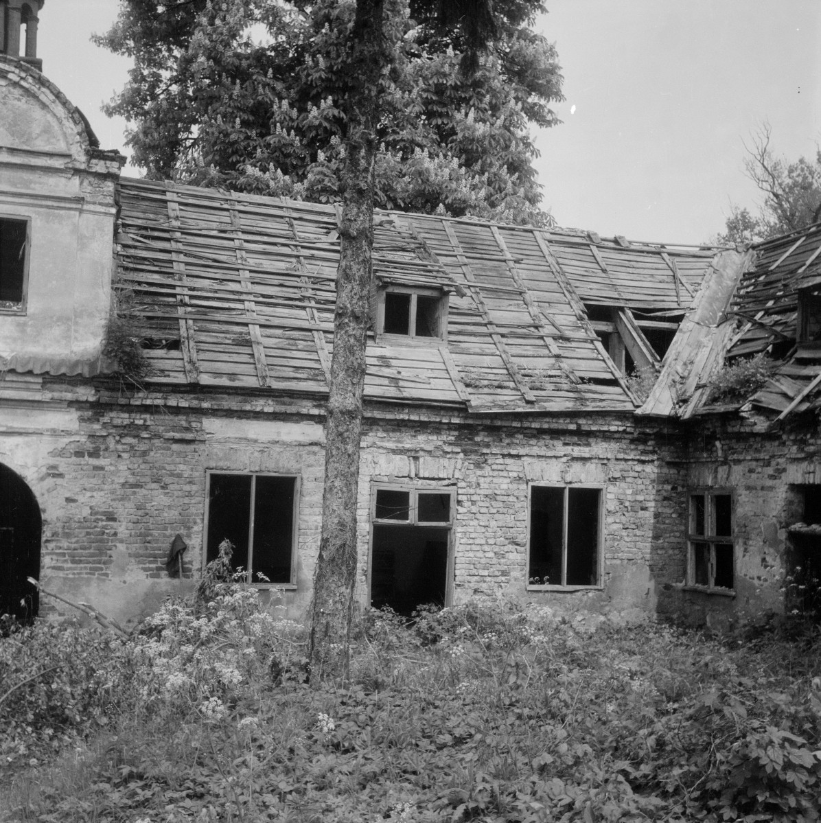 pałac Potockich - elewacja płd. - wsch. zniszczenia, skan 1