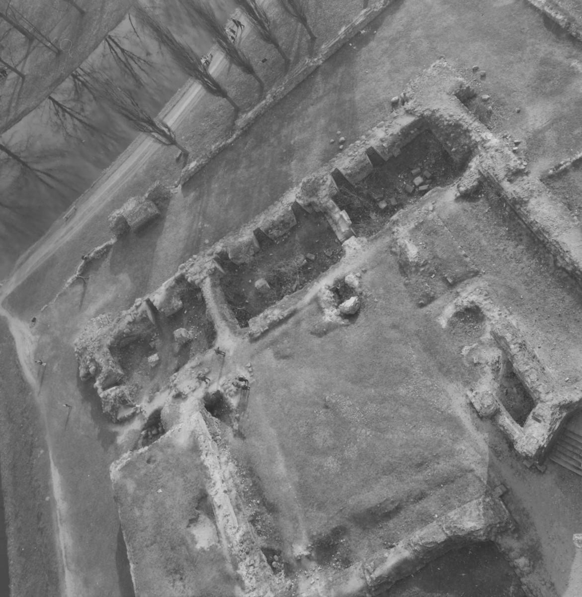 zamek krzyżacki 1312-1327 - widok z wieży zamkowej na zarysy murów, skan 1