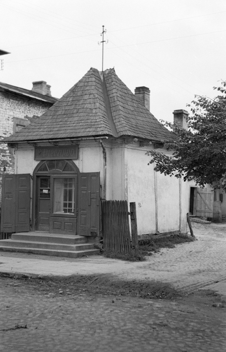 kapliczka domkowa - przerobiona na sklepik z pieczywem, skan 1