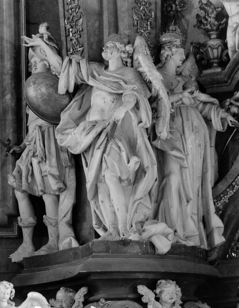 klasztor Benedyktynek - kościół pw. Wniebowzięcia Najświętszej Maryi Panny - wnętrze - prezbiterium - ołtarz główny - grupa rzeźb, skan 1