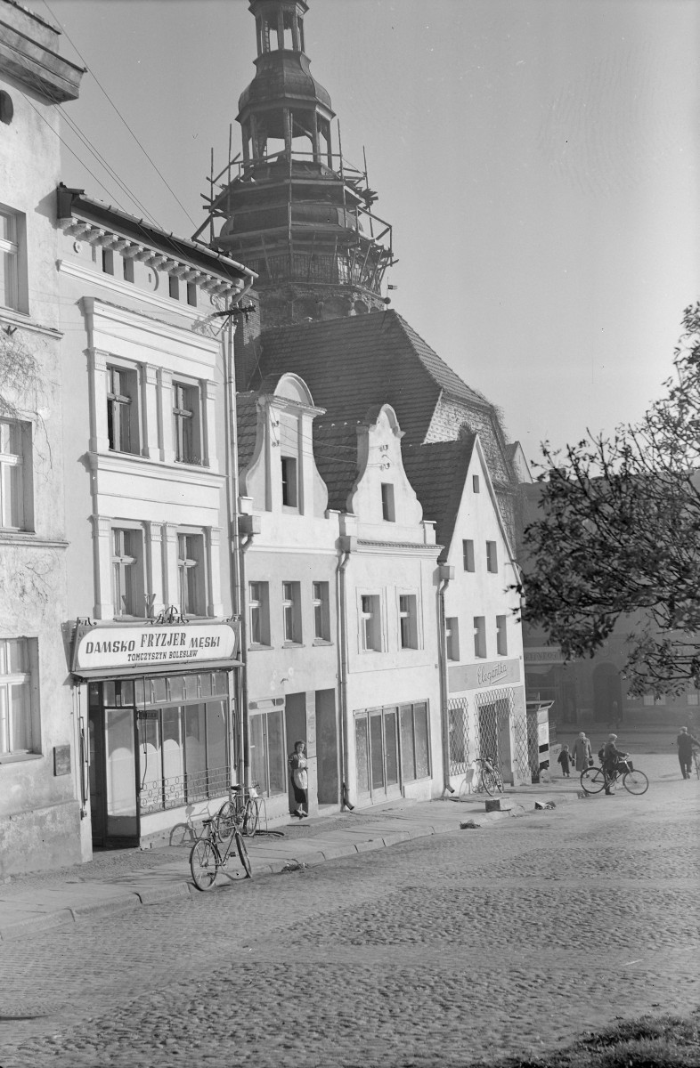 rynek miejski - kamienice oraz fragment ratusza, skan 1