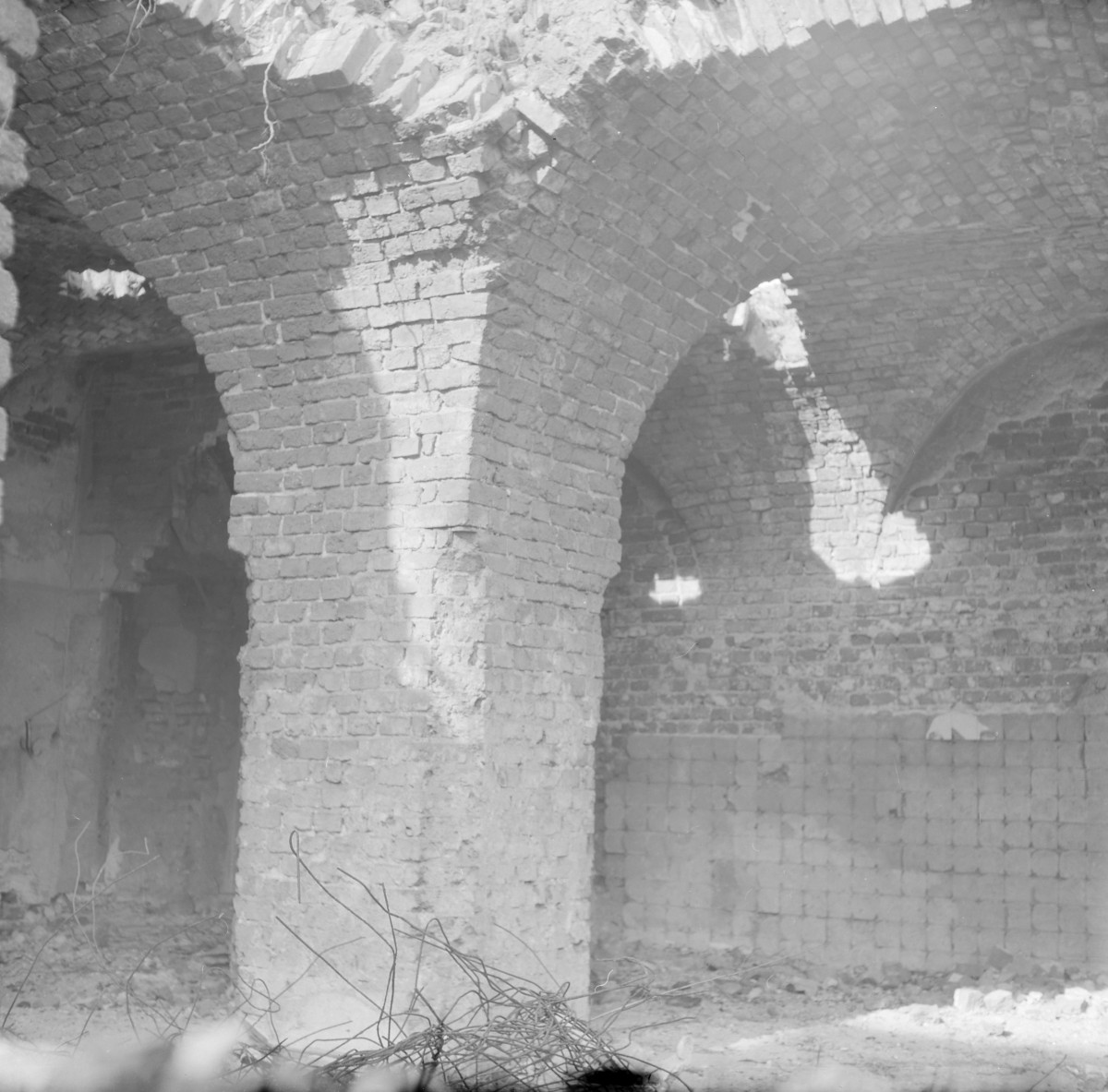 Zniszczony pałac Hatzfeldtów - wnętrze klatki schodowej. , skan 1