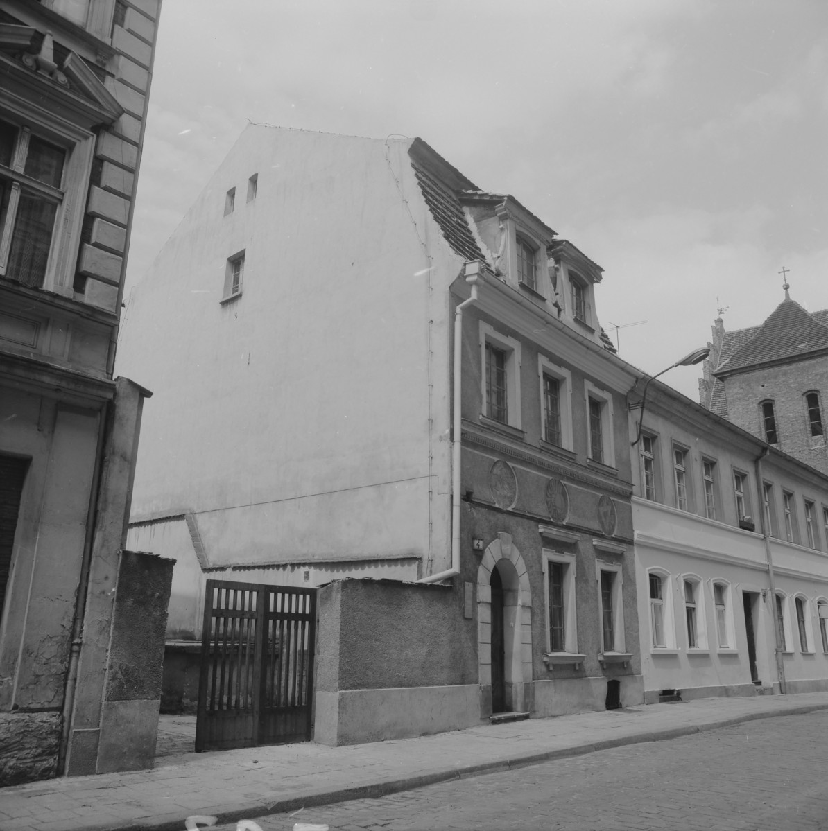 Fragmen zabudowy miejskiej - kamienica, skan 1