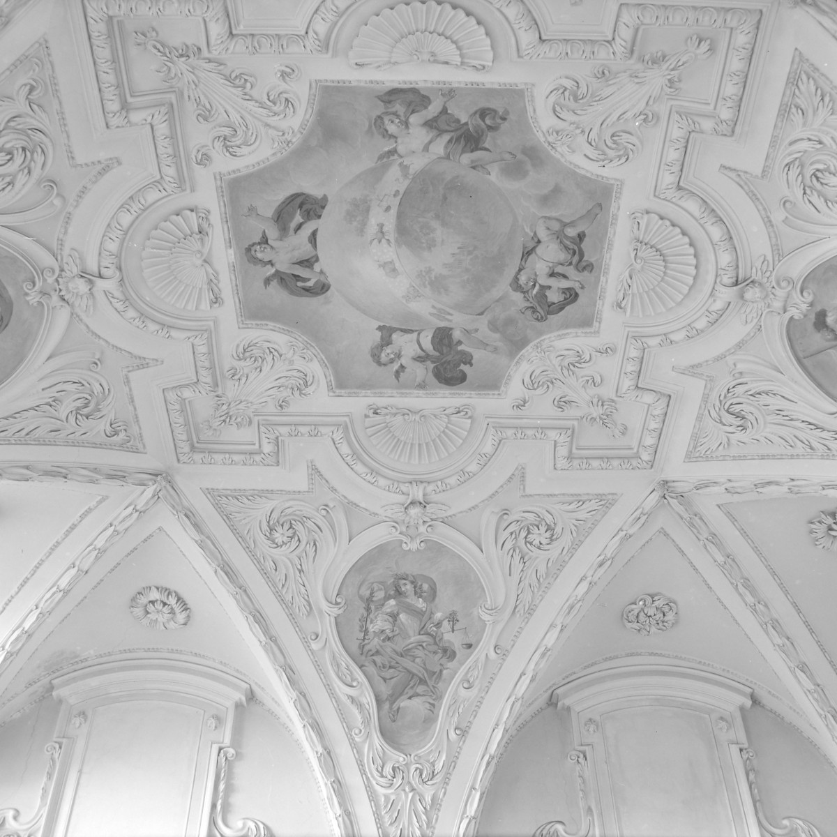 opactwo Cystersów - klasztor - sala na I p. - fragment sklepienia, skan 1