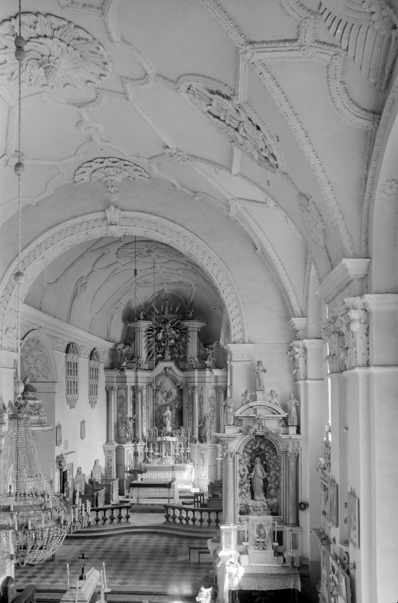 Kościół Wniebowzięcia Najświętszej Maryi Panny - wnętrze: nawa główna z widokiem an ołtarz główny. Sklepienie ze sztukaterią., skan 1