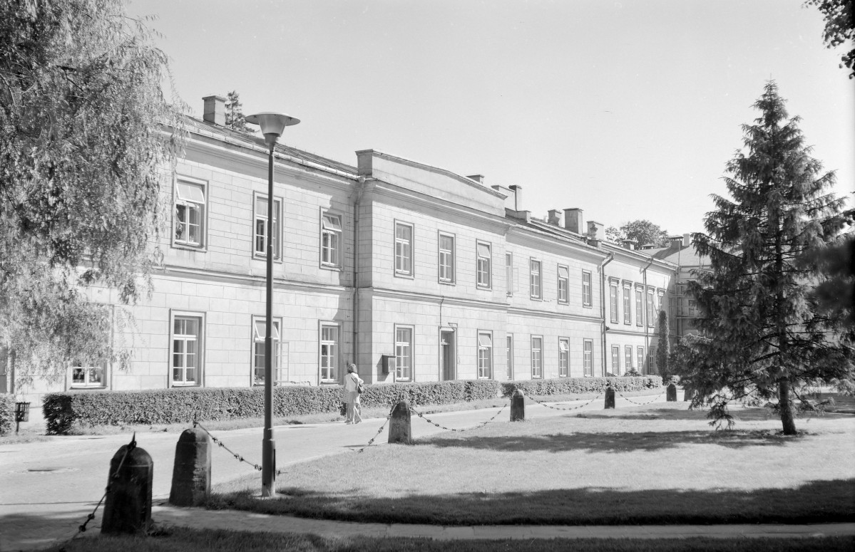 pałac Czartoryskich - oficyny boczne elewacje frontowe - fragment, skan 1