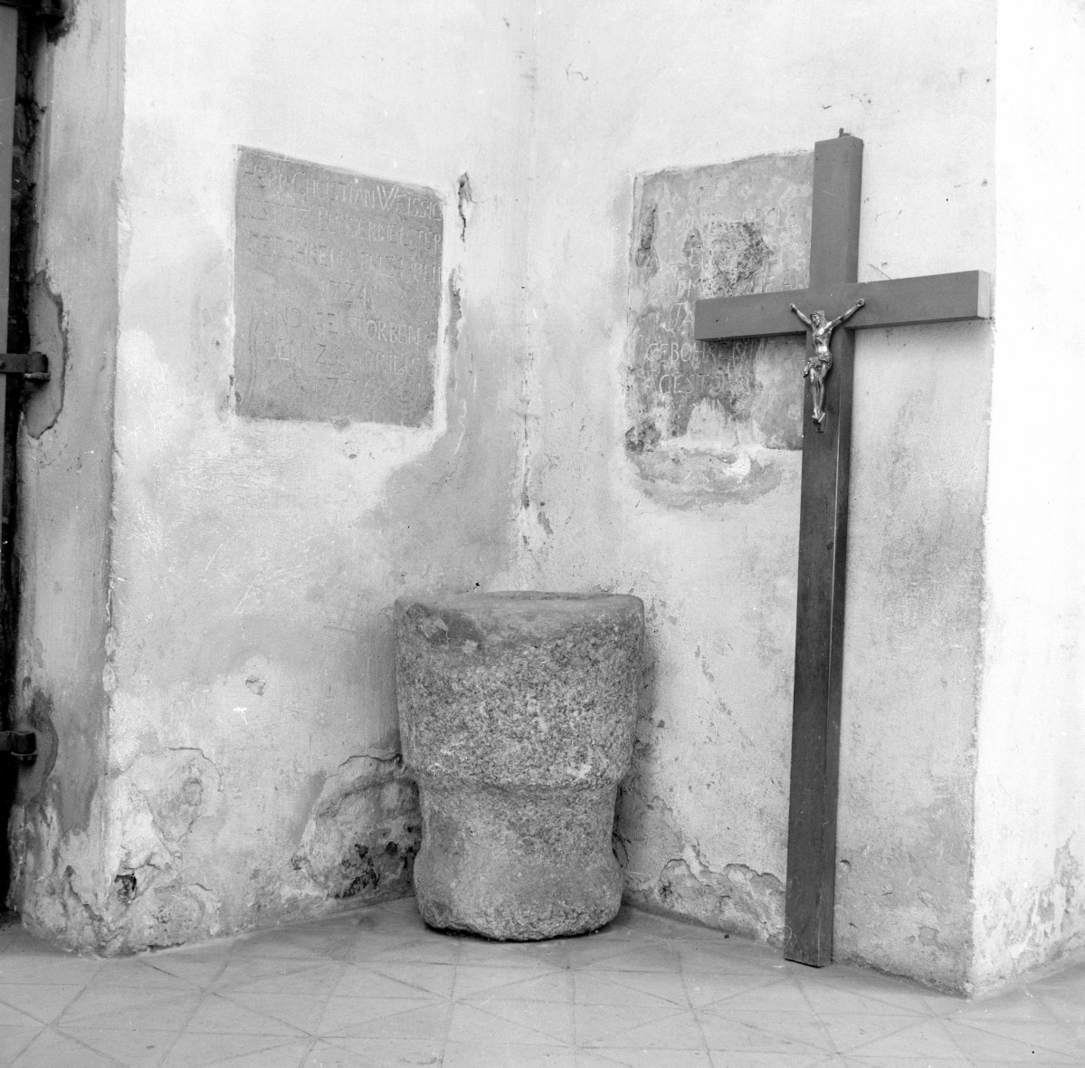 kościół Mariacki - chrzcielnica, kropielnica, skan 1