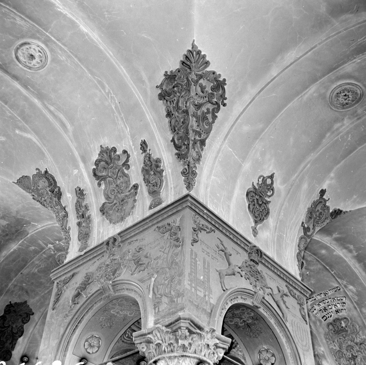 synagoga - wnętrze, filar nad bimą z arkadą, skan 1