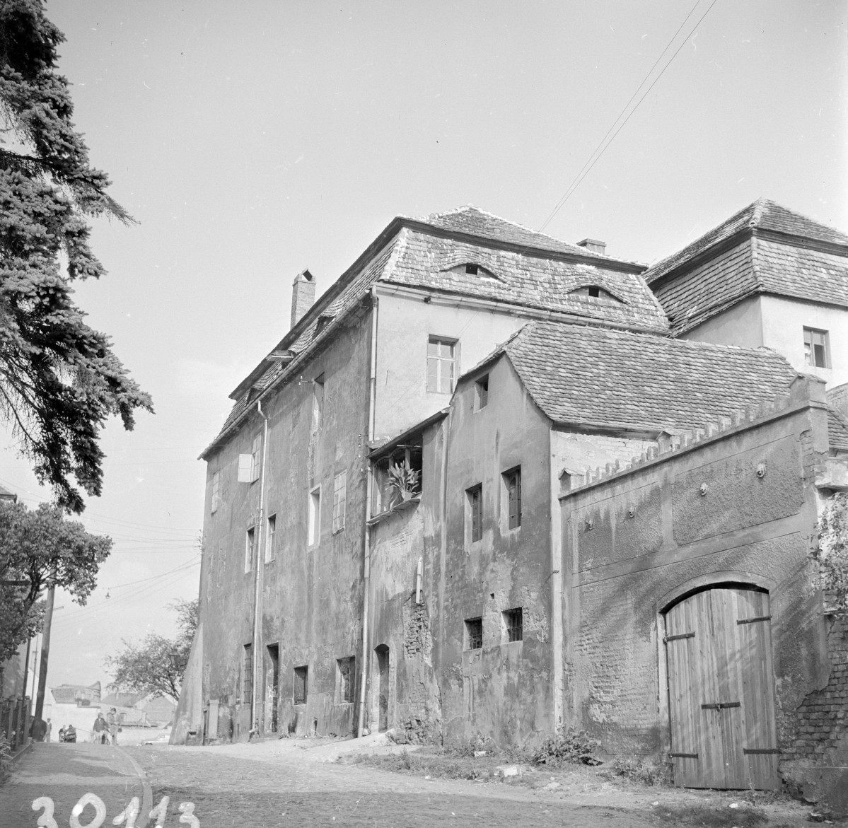 kamienice - elewacja frontowa, brama wjazdowa, skan 1