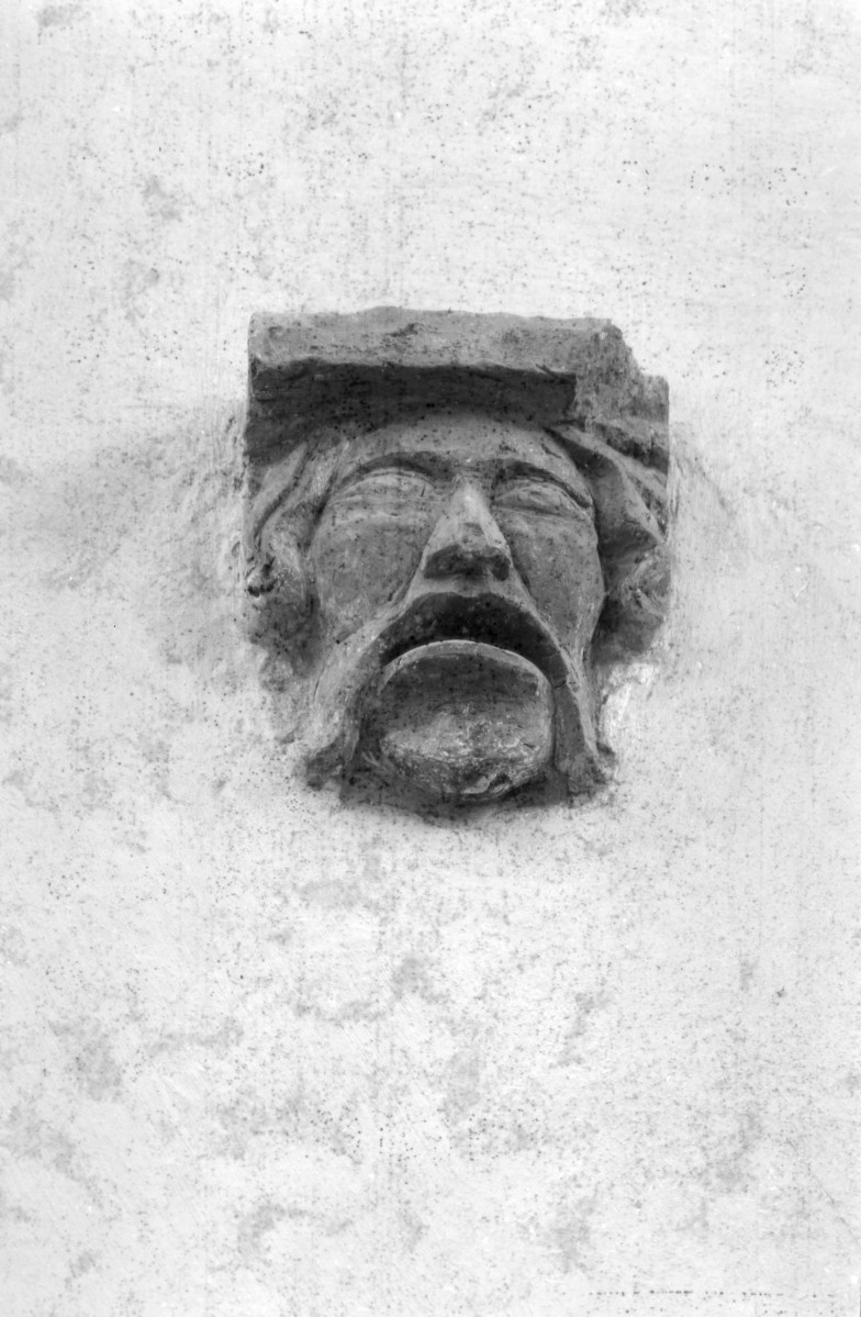 Kościół św. Jana - wnętrze, ambit, maska ceramiczna, skan 1