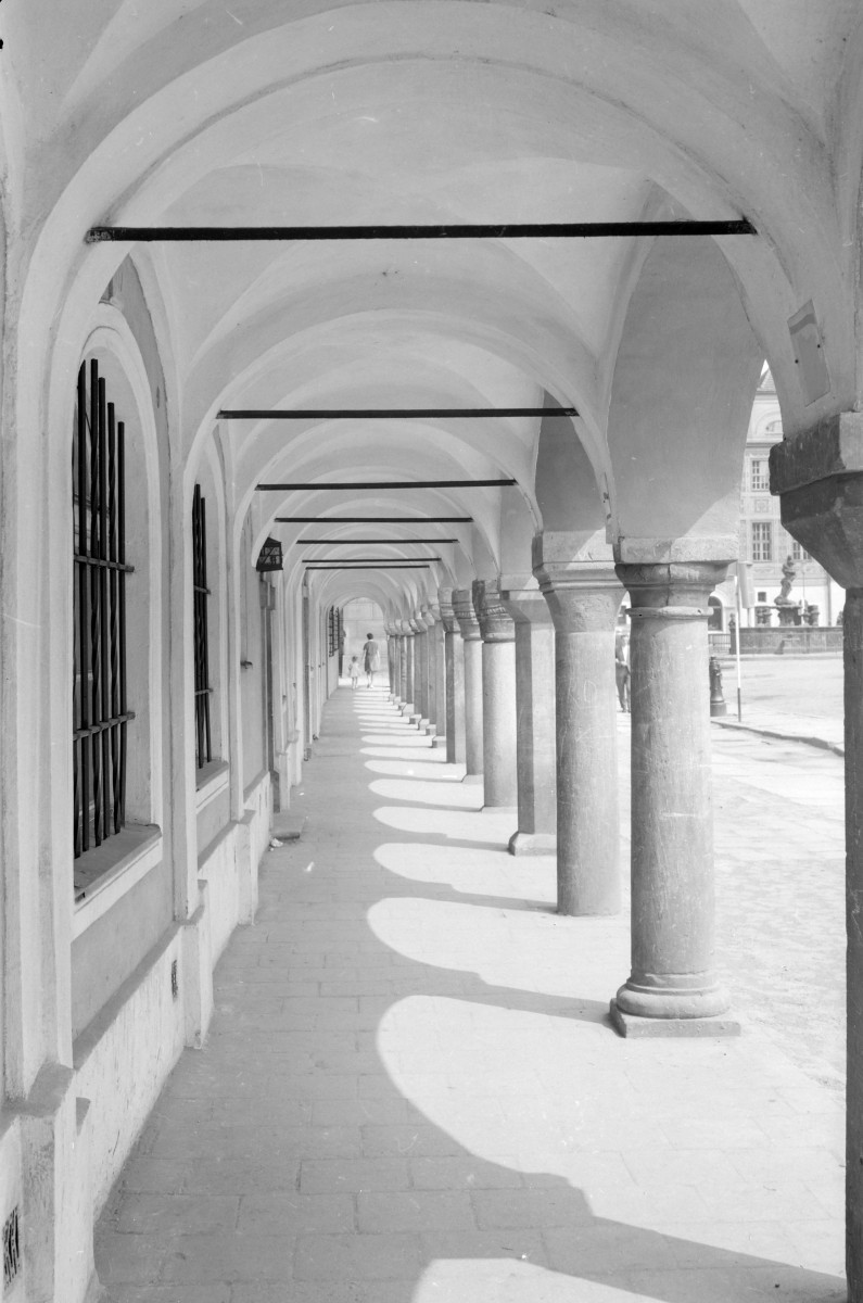 Rynek - podcienia kamienic ze sklepieniem krzyżowo-żebrowym., skan 1